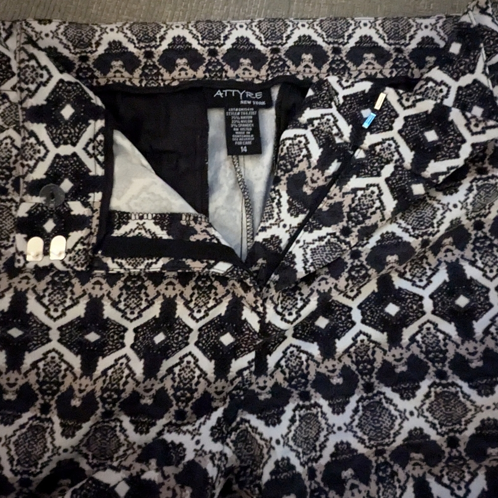 Attyre New York Bermuda Golf Shorts - Picture 4 of 9